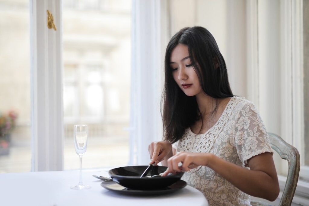 Many benefits of early dinner: How it helps lose weight, sleep well and be happy